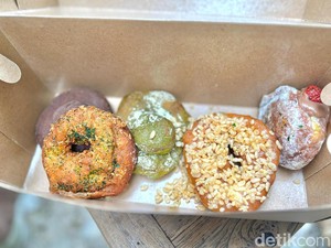 7 Donat Lokal dengan Topping Melimpah, Pas Jadi Camilan Weekend!