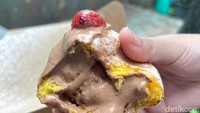 Jika suka manis, kamu bisa coba Grilled Starwberry & Chocolate. Adonan donat labu itu dipadukan dengan isian krim cokelat yang manisnya pas. Potongan strawberrry memberi sensasi sedikit asam. Foto: Detikcom / Atiqa Rana
