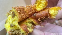 Donat rasa gurih ada Curry Meat and Potato. Donat dengan tekstur yang renyah diluar tetapi lembut di dalam ini diberi isian potongan daging dan kentang. Aroma rempah kari-nya juga cukup kuat. Foto: Detikcom / Atiqa Rana