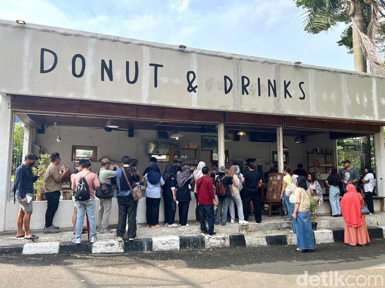 Pengalaman Antre 1,5 Jam Demi Cicip Donat Labu Viral di Blok M