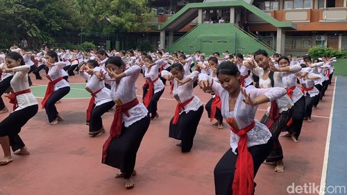 Pagelaran Tari Legong yang dibawakan oleh 5.000 pelajar mencatatkan rekor Muri di SMPN 2 Denpasar, Kamis (2/05/2024). (Foto: Siti Muamalah/detikBali)