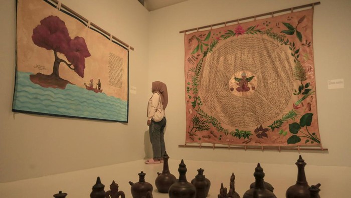 Pengunjung mengamati karya saat pameran seni yang bertajuk Tabon di Jogja National Museum (JNM), Yogyakarta, Kamis (2/5/2024). Pameran seni yang menampilkan 400 karya dari tiga seniman yaitu Faisal Kamandobat, Samuel Indratma, dan Alit Ambara tersebut berlangsung hingga 5 Mei 2024. ANTARA FOTO/Hendra Nurdiyansyah/nym.