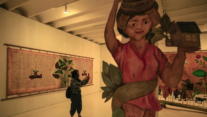 Pengunjung mengamati karya saat pameran seni yang bertajuk Tabon di Jogja National Museum (JNM), Yogyakarta, Kamis (2/5/2024). Pameran seni yang menampilkan 400 karya dari tiga seniman yaitu Faisal Kamandobat, Samuel Indratma, dan Alit Ambara tersebut berlangsung hingga 5 Mei 2024. ANTARA FOTO/Hendra Nurdiyansyah/nym.