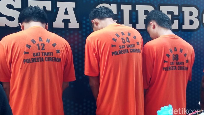 Para pelaku perampokan terhadap pemilik bengkel di Cirebon saat dihadirkan di Mapolresta Cirebon