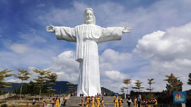 Patung Yesus raksasa di Bukit Sibea-bea, Pulau Samosir, Sumatera Utara. Lokasi yang dibuka untuk umum pada 2023 ini menjadi tujuan wisata relijius dan tempat untuk melihat pemandangan Danau Toba. (CNBC Indonesia/Rosseno Aji Nugroho)
