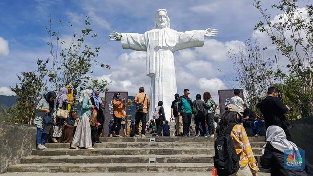 Patung Yesus raksasa di Bukit Sibea-bea, Pulau Samosir, Sumatera Utara. Lokasi yang dibuka untuk umum pada 2023 ini menjadi tujuan wisata relijius dan tempat untuk melihat pemandangan Danau Toba. (CNBC Indonesia/Rosseno Aji Nugroho)