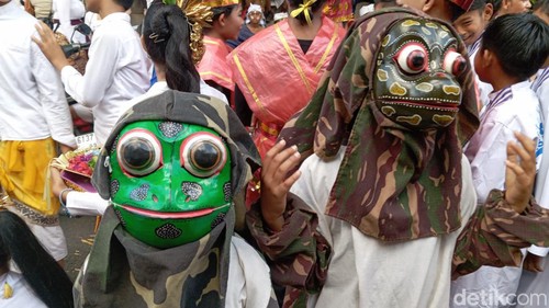 Pawai Gianyar Student Creativities memperingati Hari Pendidikan Nasional mengelilingi alun-alun Kota Gianyar, Kamis (2/5/2024).