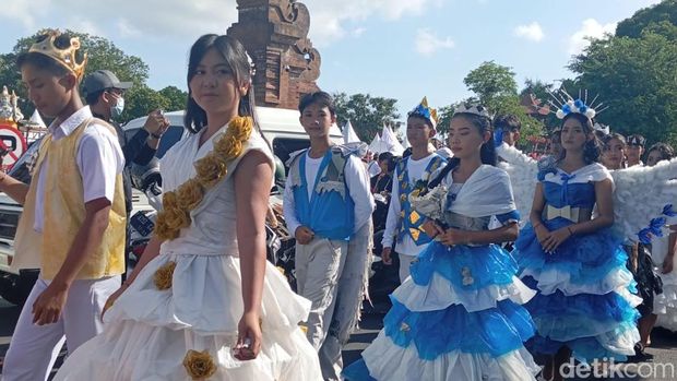 Pawai Gianyar Student Creativities memperingati Hari Pendidikan Nasional mengelilingi alun-alun Kota Gianyar, Kamis (2/5/2024).