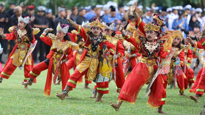 Pelajar Banyuwangi meramaikan perayaan Hardiknas dengan menari Jaranan Buto dan Kuntulan.