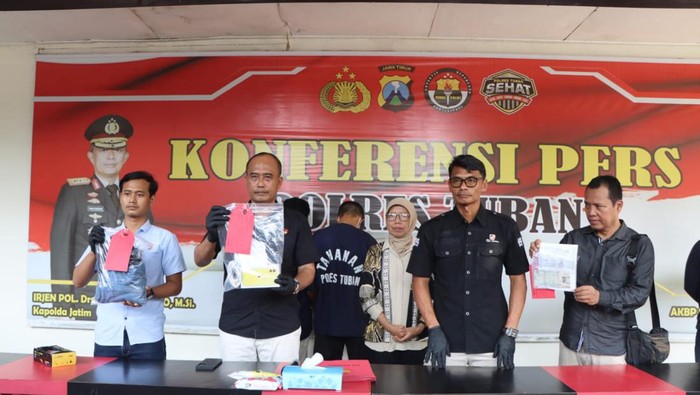 Pelaku pencurian IPhone 11 di Tuban saat dihadirkan dalam jumpa pers
