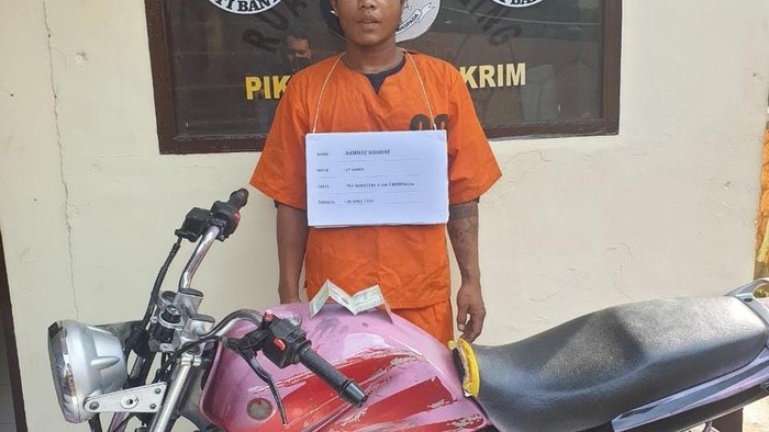 Pelaku Rahmat Hidayat saat diamankan di kantor polisi. (Dok. Polres Padangsidimpuan)