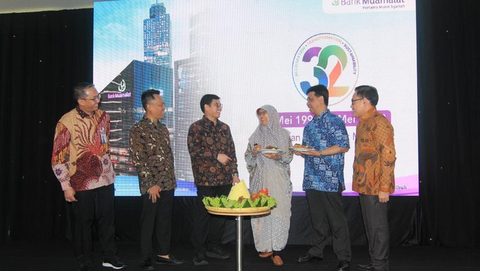 Peluncuran Program Menabung Berhadiah Umrah Bank Muamalat meluncurkan program menabung berhadiah umrah bernama “Muamalat Tebar Rezeki 2024”. Sebanyak 32 paket umrah disediakan.