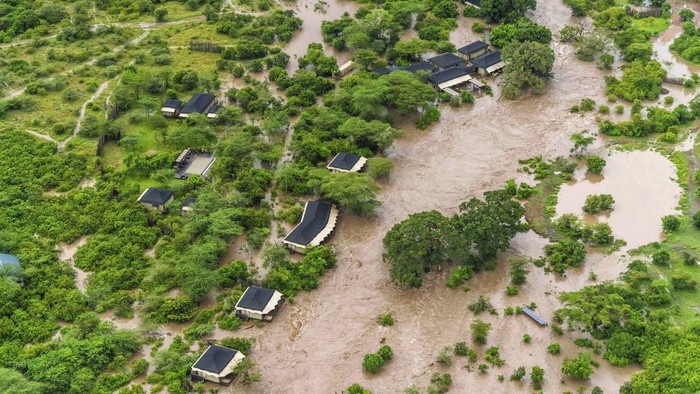 Pemandangan Banjir Rendam Tempat Penginapan di kenya Penginapan di Kenya Lenyap terendam banjir. Akibatnya, puluhan wisatawan terdampar.