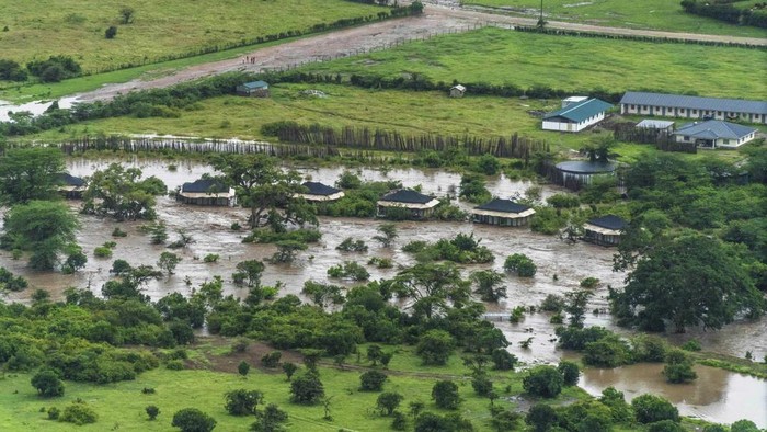 Pemandangan Banjir Rendam Tempat Penginapan di kenya Penginapan di Kenya Lenyap terendam banjir. Akibatnya, puluhan wisatawan terdampar.
