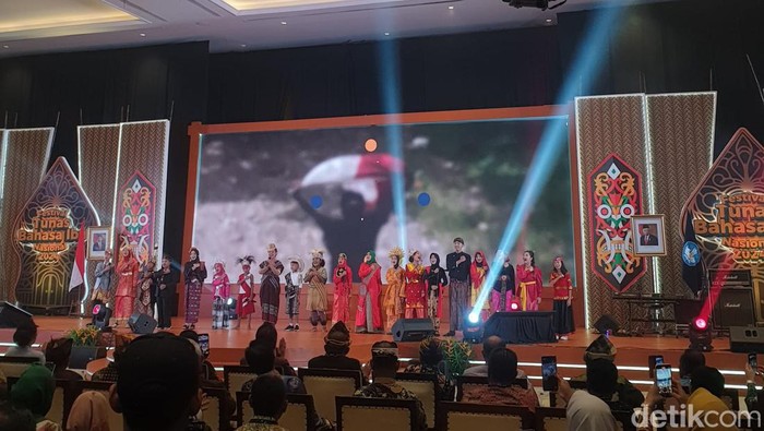Pembukaan Festival Tunas Bahasa Ibu Nasional 2024 berjalan meriah dengan 20 peserta yang menyanyikan lagu Tanah Air dengan bahasa daerah.
