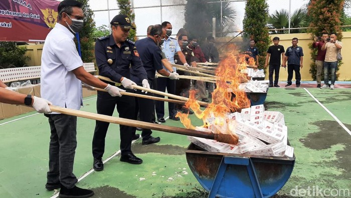 Pemusnahan rokok ilegal secara simbolis dilakukan di halaman belakang Kantor Bea Cukai Aceh di Banda Aceh, Kamis (2/5/2024).(Agus Setyadi/detikSumut)