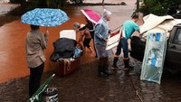 Banjir juga mengakibatkan 1.400 orang yang berasal dari 100 kota di negara bagian Rio Grande do Sul mengungsi.