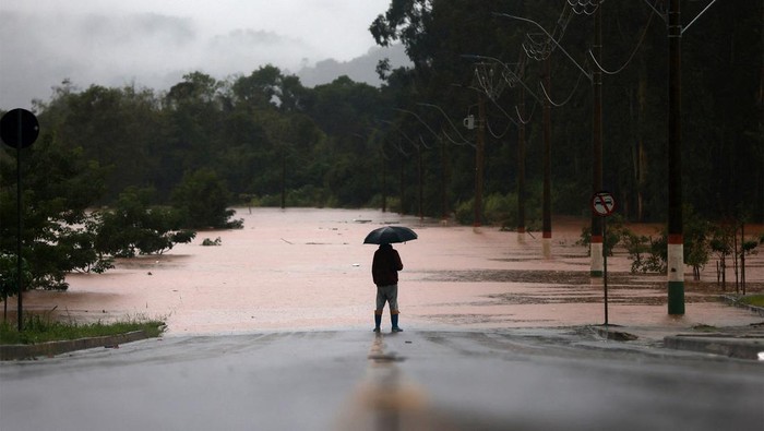 Penampakan Banjir Terjang Brasil hingga Tewaskan 10 Orang Banjir menerjang Brasil, tepatnya di negara bagian Rio Grande do Sul, Rabu (1/5/2024) waktu setempat. 10 orang dilaporkan tewas akibat bencana tersebut.