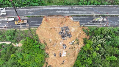 Foto Udara Jalan Tol Amblas di China Akibat Hujan Deras