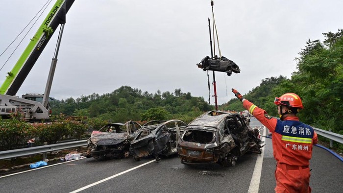 Penampakan Jalan Tol Runtuh di China yang Tewaskan 36 Orang MEIZHOU, CHINA - MAY 01: Rescuers work at the site of a road cave-in on a section of the Meizhou-Dabu Expressway on May 1, 2024 in Meizhou, Guangdong Province of China. The Ministry of Emergency Management has deployed a task force to help with rescue efforts after a section of highway in Guangdong province caved in on Wednesday, killing at least 24, according to Xinhua News Agency. (Photo by Mei Zi/VCG via Getty Images)