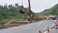 Keruntuhan yang dipicu oleh hujan lebat terjadi sekitar pukul 02.10 pada hari Rabu di Jalan Tol Meizhou-Dabu, kantor berita Xinhua melaporkan. Bagian yang runtuh memiliki panjang 17,9 meter dan menyebabkan 23 kendaraan terjun. Mei Zi/VCG via Getty Images