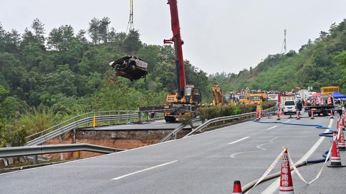 Penampakan Jalan Tol Runtuh di China yang Tewaskan 36 Orang MEIZHOU, CHINA - MAY 01: Rescuers work at the site of a road cave-in on a section of the Meizhou-Dabu Expressway on May 1, 2024 in Meizhou, Guangdong Province of China. The Ministry of Emergency Management has deployed a task force to help with rescue efforts after a section of highway in Guangdong province caved in on Wednesday, killing at least 24, according to Xinhua News Agency. (Photo by Mei Zi/VCG via Getty Images)