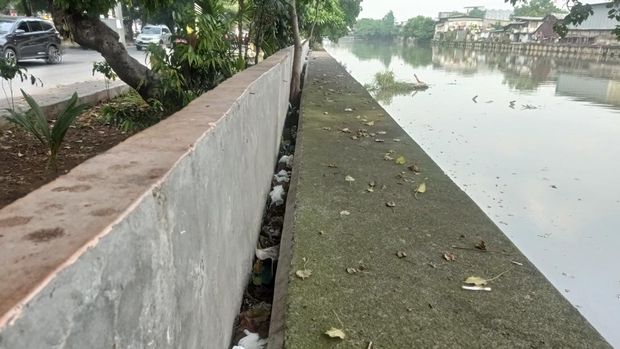 Penampakan RTH Tubagus Angke, Jakbar. Masih ada sampah bungkus kondom di sela-sela RTH dan sungai.