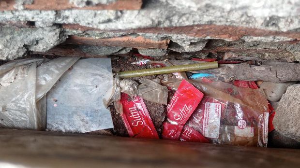 Penampakan RTH Tubagus Angke, Jakbar. Masih ada sampah bungkus kondom di sela-sela RTH dan sungai.
