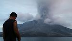 Penampakan Semburan Abu Vulkanik Gunung Ruang Saat Erupsi