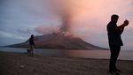 Penampakan Semburan Abu Vulkanik Gunung Ruang Saat Erupsi