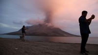 Stasiun Klimatologi Sulawesi Utara mengungkap selain abu vulkanik, erupsi Gunung Ruang juga memuntahkan Gas SO2. Bahaya dari gas tersebut disebut bisa membuat iritasi pada saluran pernapasan.