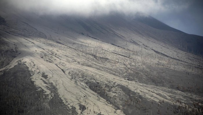 Kondisi  Gunung Ruang saat erupsi terlihat dari Pelabuhan Tagulandang, Kabupaten Kepulauan Sitaro, Sulawesi Utara, Rabu (1/5/2024). Pascaerupsi pada Selasa (30/4) dini hari,  Pusat Vulkanologi dan Mitigasi Bencana Geologi (PVMBG) masih menetapkan Gunung Ruang dalam status awas atau level IV. Erupsi tersebut mengakibatkan sebanyak 6.609 jiwa mengungsi, 14.045 jiwa terdampak. ANTARA FOTO/Andri Saputra/nz