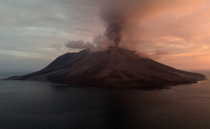 Kondisi  Gunung Ruang saat erupsi terlihat dari Pelabuhan Tagulandang, Kabupaten Kepulauan Sitaro, Sulawesi Utara, Rabu (1/5/2024). Pascaerupsi pada Selasa (30/4) dini hari,  Pusat Vulkanologi dan Mitigasi Bencana Geologi (PVMBG) masih menetapkan Gunung Ruang dalam status awas atau level IV. Erupsi tersebut mengakibatkan sebanyak 6.609 jiwa mengungsi, 14.045 jiwa terdampak. ANTARA FOTO/Andri Saputra/nz