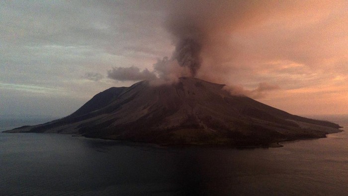 6 Fakta Gunung Ruang Erupsi: Warga Dievakuasi, Ribuan Bangunan Rusak