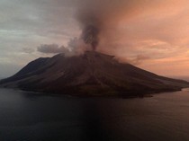 Penampakan Semburan Abu Vulkanik Gunung Ruang Saat Erupsi