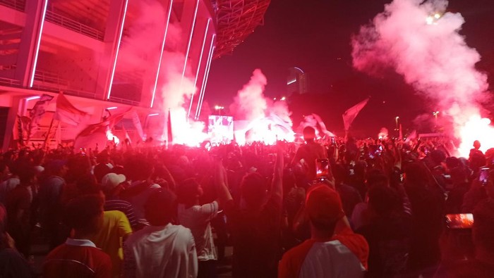 Indonesia Cetak Gol Lawan Irak, Pendukung di GBK Nyalakan Flare-Kembang Api