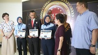 Kiri-Kanan :  Sanny Hartoyo (Deputy Mall Director Lippo Mall Puri), Siti Hayati, Aditya Fitriyanto,  Hamidah , petugas garda terdepan penerima penghargaan Golden Heart  dan Rita Yovita (Chief Commercial Officer PT Lippo Malls Indonesia), Audy M Salim (Operational Section Head Lippo Mall Puri) saat penyerahan penghargaan program award “Golden Heart Annual Award 2023” di Multifunction Room Lippo Mall Puri, Kembangan, Jakarta, Kamis (2/5/2024).