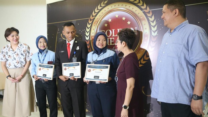 Penghargaan untuk Para Pekerja Beretos Kerja Tinggi Kiri-Kanan : Sanny Hartoyo (Deputy Mall Director Lippo Mall Puri), Siti Hayati, Aditya Fitriyanto, Hamidah , petugas garda terdepan penerima penghargaan Golden Heart dan Rita Yovita (Chief Commercial Officer PT Lippo Malls Indonesia), Audy M Salim (Operational Section Head Lippo Mall Puri) saat penyerahan penghargaan program award “Golden Heart Annual Award 2023” di Multifunction Room Lippo Mall Puri, Kembangan, Jakarta, Kamis (2/5/2024).
