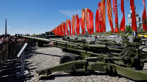 Pengunjung melihat howitzer M777 produksi AS di sebuah pameran yang memamerkan kendaraan lapis baja dan peralatan yang dirampas oleh tentara Rusia dari pasukan Ukraina selama konflik Rusia-Ukraina, di museum terbuka Victory Park di Poklonnaya Gora di Moskow, Rusia, Mei 1 Agustus 2024. (REUTERS/Evgenia Novozhenina)