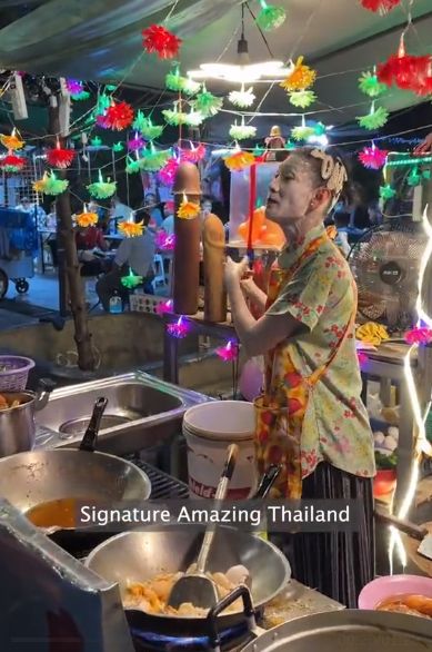 Bermulut Vulgar, Penjual Seafood Ini Viral Menarik Perhatian