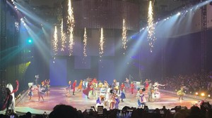 Selama 90 menit, kamu benar-benar disuguhi pengalaman memanjakan mata lewat Disney on Ice. Pentas ini gak sekadar wajibin para penari buat menari, tapi juga bermain ice skating.  Foto: Ulfa Mawaddah/ 20Detik