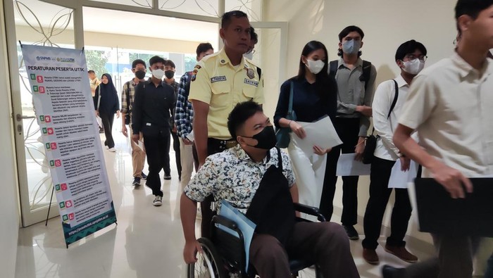 Peserta tunadaksa dalam UTBK SNBT UPN Veteran Jatim.