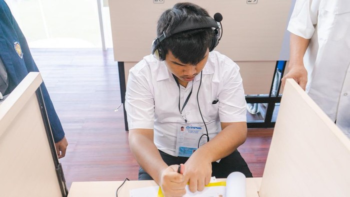 Peserta tunanetra mengikuti UTBK pada hari kedua SNBT di Unesa.