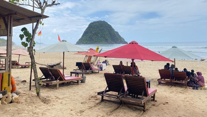 Pesona Pantai Pulau Merah Banyuwangi