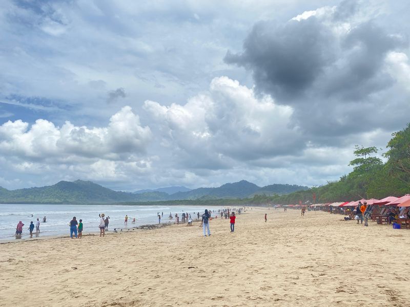 Pesona Pantai Pulau Merah Banyuwangi