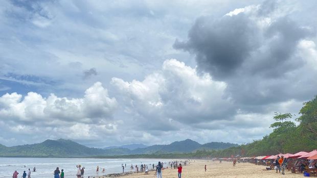 Pesona Pantai Pulau Merah Banyuwangi