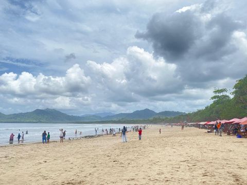 Pesona Pantai Pulau Merah Banyuwangi