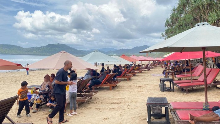 Pesona Pantai Pulau Merah Banyuwangi