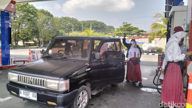 Petugas SPBU Jombor Sukoharjo, kenakan baju SD saat melayani konsumen, Kamis (2/5/2024).