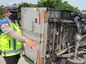 Pikap Boks Terguling di Tol Sumo, Sopir Terluka